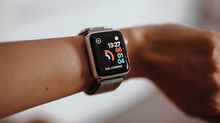 Un reloj Apple Watch salvó a una mujer de una embolia pulmonar. Foto: Unsplash.