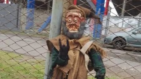 Uno de los muñecos encontrados. Foto: Twitter