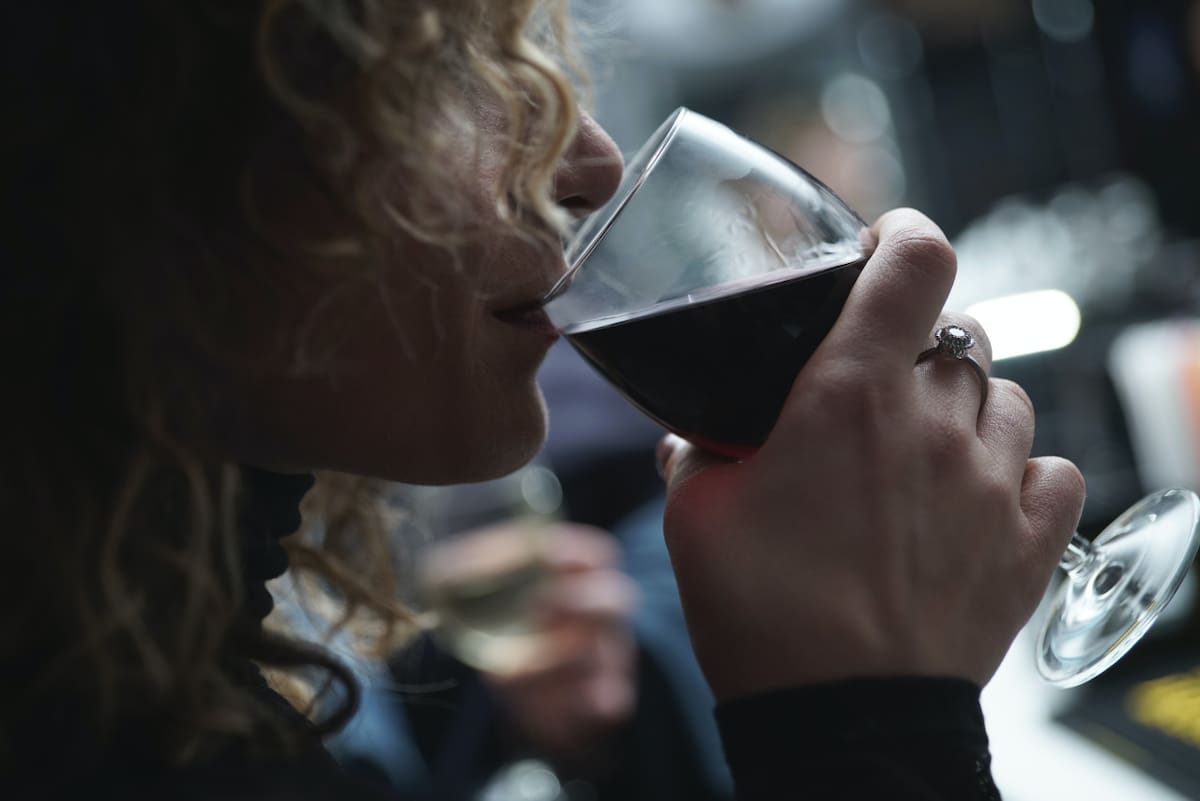 El vino puede generar manchas en la ropa o alfombras. Foto: Unsplash.