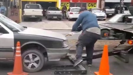 Un hombre en Córdoba rompió su auto con una pala para evitar que lo retengan. Foto: captura video.
