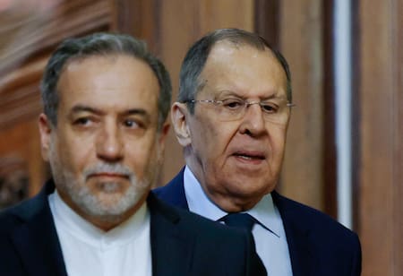 Conferencia entre el ministro de Exteriores ruso, Serguéi Lavrov, y su par iraní, Abás Araqchí. Foto: REUTERS.