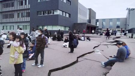 Fisuras en la carretera originadas por el sismo del lunes 1 de enero de 2024 en Wajima, situada en la prefectura de Ishikawa, capturadas en una fotografía difundida por la agencia nacional Kyodo (vía Reuters)
