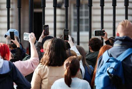 Personas esperan la llegada de Liz Truss a Buckingham_Reuters
