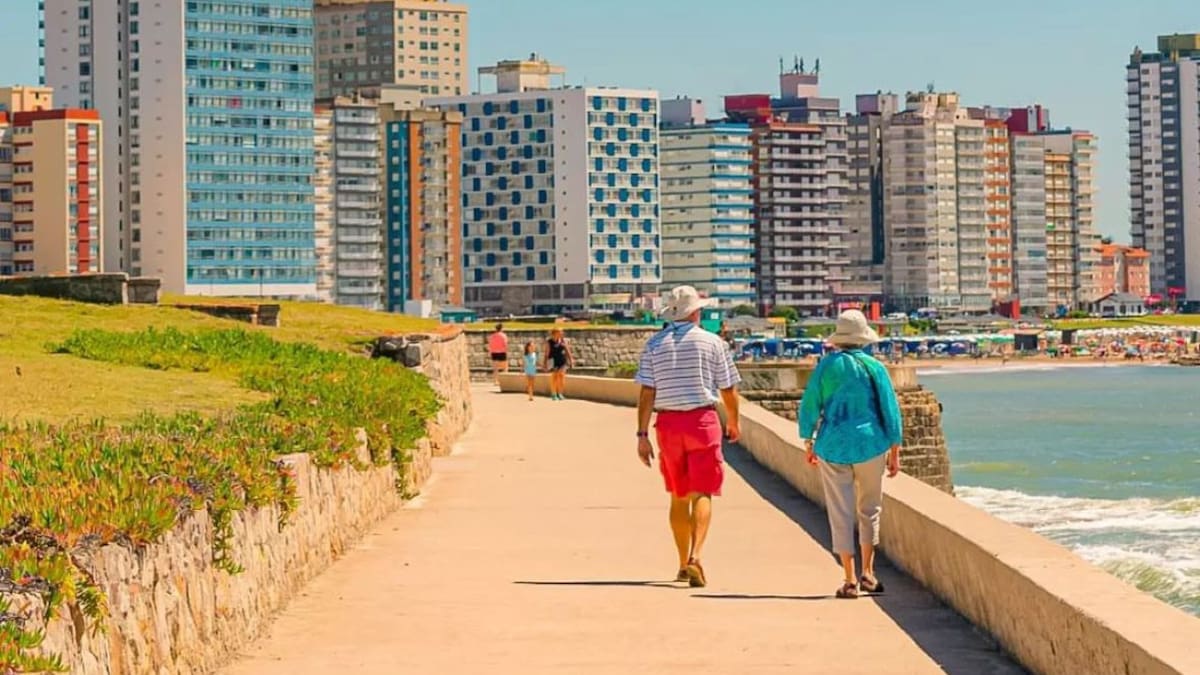 Cada verano, miles de turistas de esta comunidad eligen Miramar para vacacionar. Foto: Instagram / miramararg.