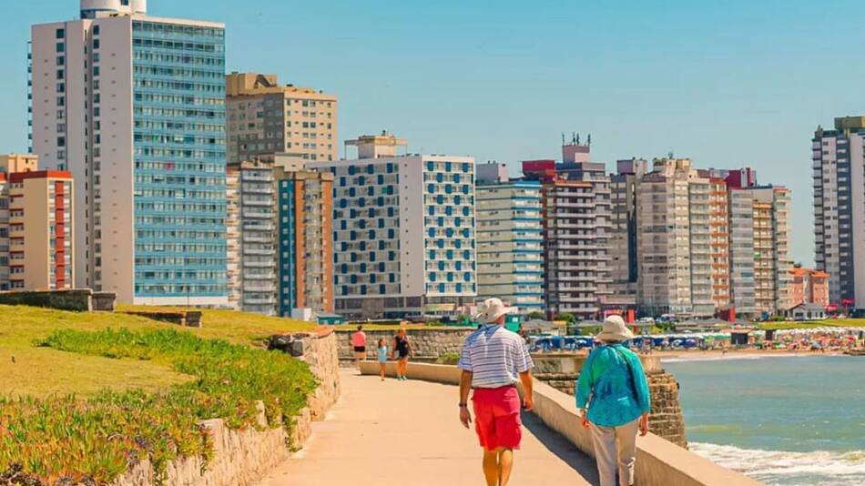 Cada verano, miles de turistas de esta comunidad eligen Miramar para vacacionar. Foto: Instagram / miramararg.