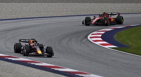 Verstappen al frente, seguido de Leclerc. Foto: EFE.