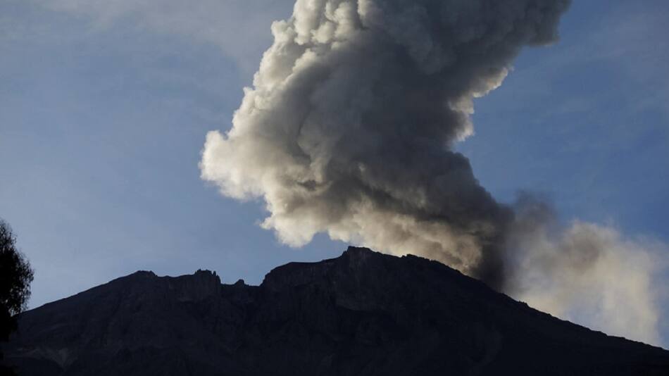 Volcán Ubinas en Perú. Foto: EFE.