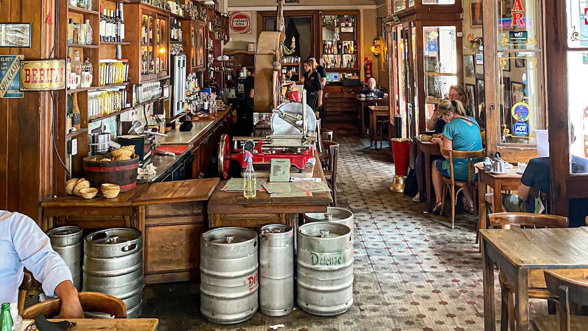 Abrió en 1864 como un almacén y atravesó más de un siglo de transformaciones: hoy es uno de los bodegones históricos de CABA
