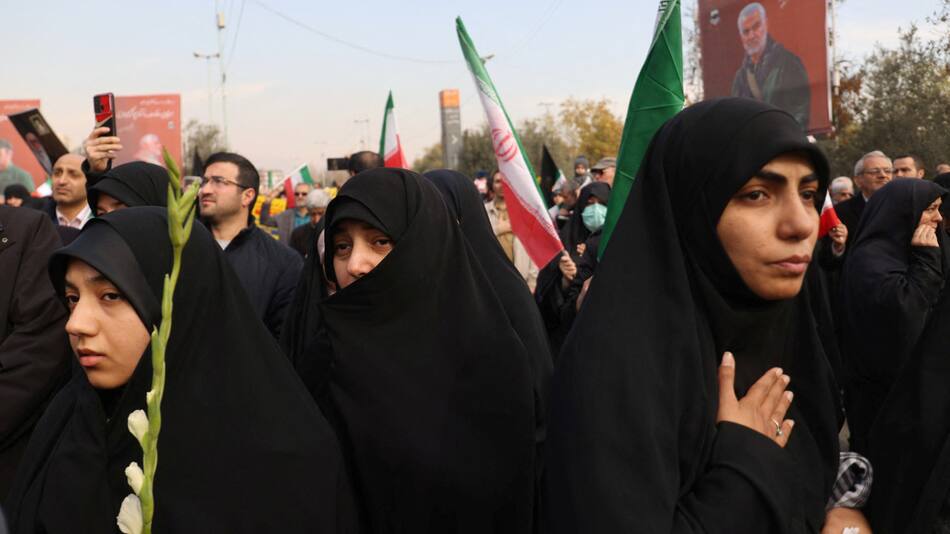 Funeral de fallecido en el atentado en Irán. Foto: Reuters.