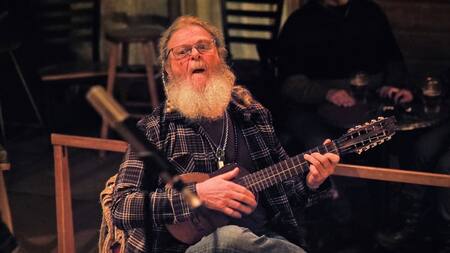 Gustavo Santaolalla en la segunda temporada de The last of us. Foto: captura