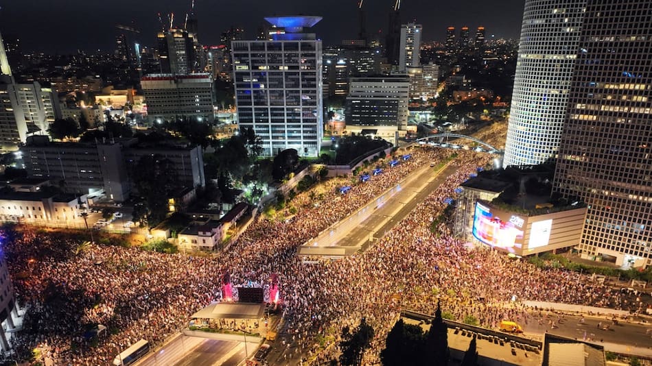 Manifestaciones en Tel Aviv contra Benjamín Nentanyahu. Foto: Reuters.