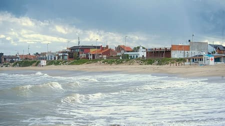 Qué es un meteotsunami, el fenómeno que provocó una “ola gigante” que causó destrozos en Santa Clara del Mar