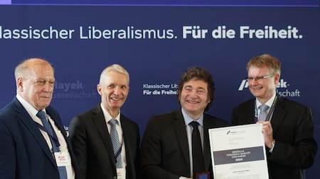 Javier Milei, junto al director del Instituto de Estudios Económicos de Kiel, Stefan Kooths, entre otros, recibe este sábado en la ciudad alemana de Hamburgo, en el norte del país, una medalla de la Sociedad Hayek. EFE