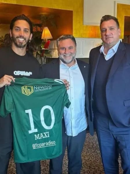 Maxi López, junto a Ezequiel Schelotto, en su nuevo club.