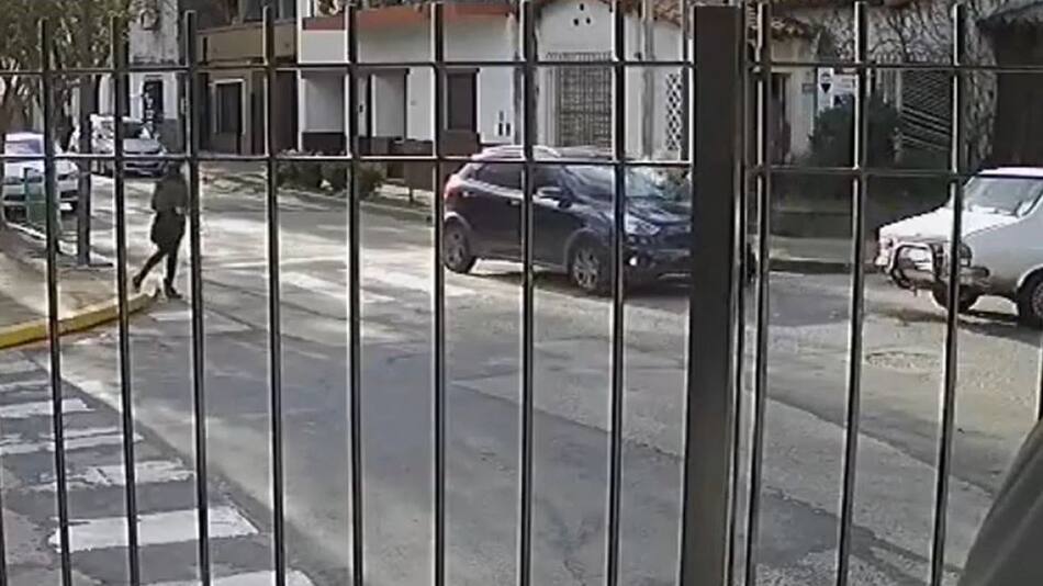 Un hombre atacó a hachazos a otro auto después de un choque en San Fernando. Foto: captura de video.