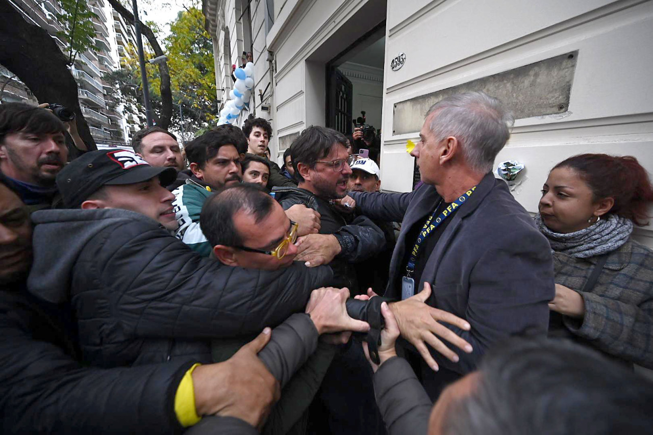 Juan Grabois detenido - Instituto Juan Domingo Perón. FOTO: JUAN FOGLIA/NA.