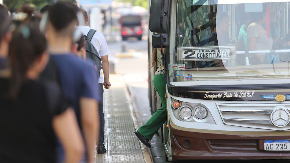 De cuánto es el saldo negativo en abril para trenes y colectivos. Foto: NA.