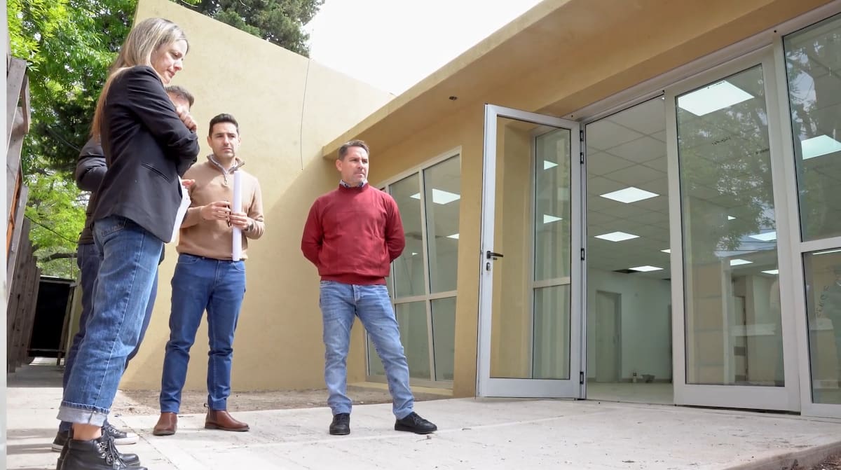 Pablo Descalzo, recorriendo las obras del edificio donde se construye la Unidad de Pronta Atención Municipal.