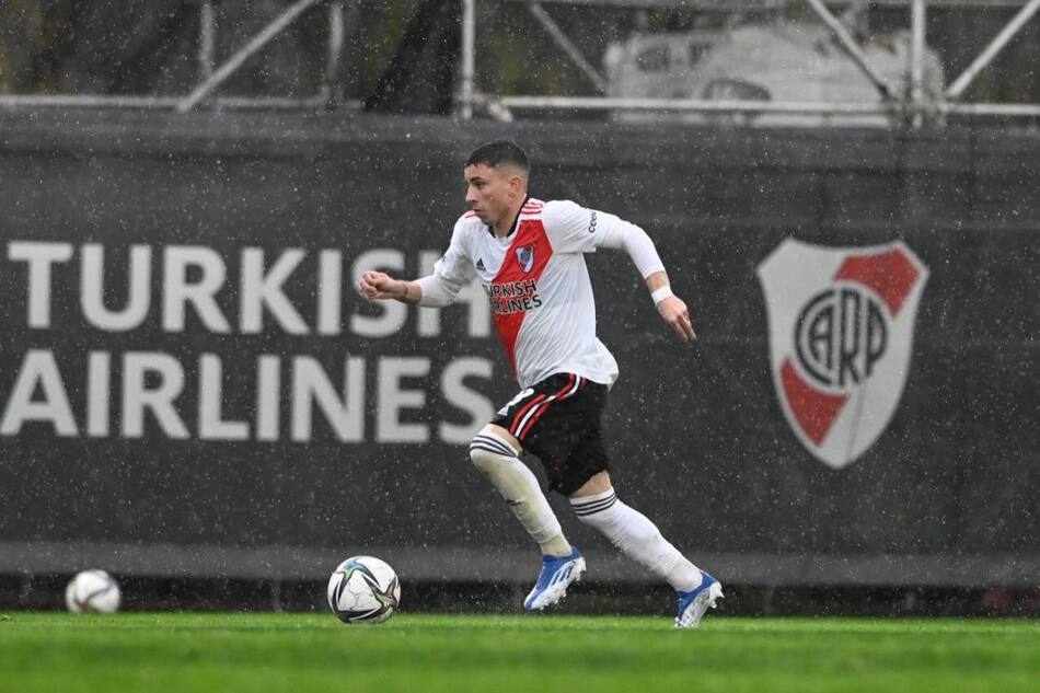Franco Alfonso, el mediocampista juvenil de River. Foto: Twitter @Francoalfonso00.
