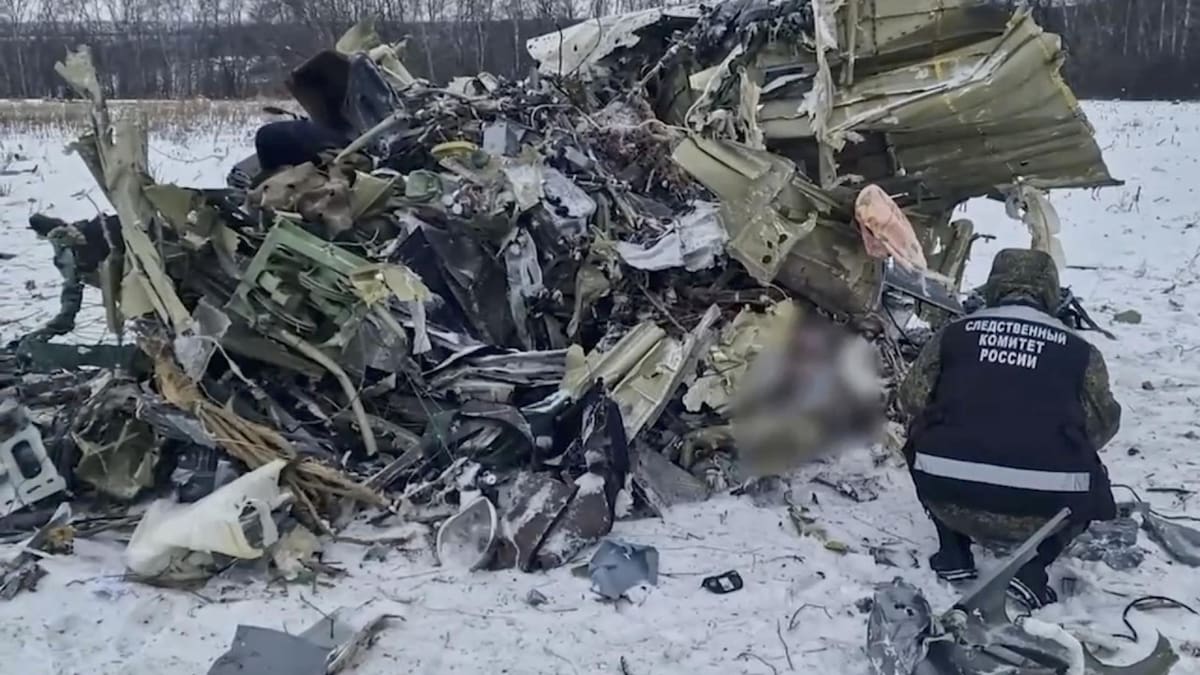 Los restos del avión derribado en la frontera entre Rusia y Ucrania. Foto: EFE.