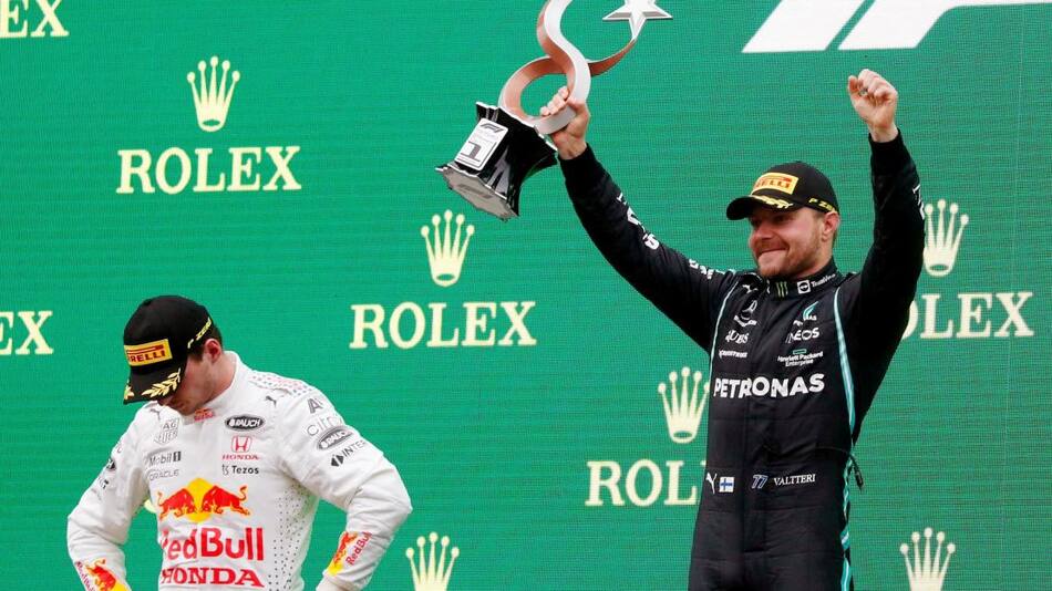Valtteri Bottas celebra con su trofeo de F1, Reuters