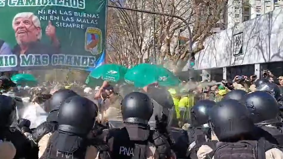 Incidentes entre manifestantes y la Prefectura en el Congreso.