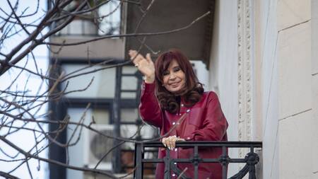 Cristina Kirchner en el balcón de su casa de Constitución. Foto: NA/DAMIAN DOPACIO