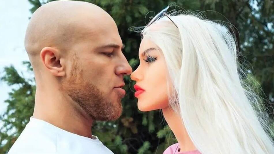 Ruso que se casó con su muñeca de silicona