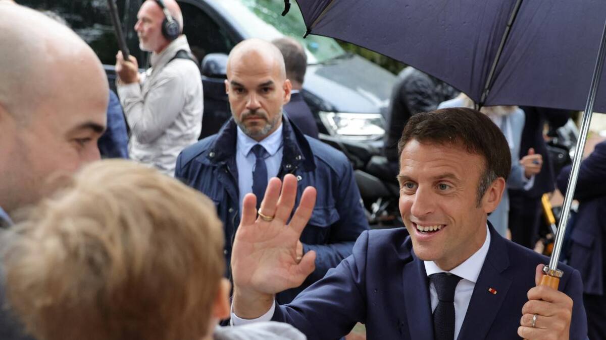 Emmanuel Macron votando en las legislativas en Francia. Foto REUTERS