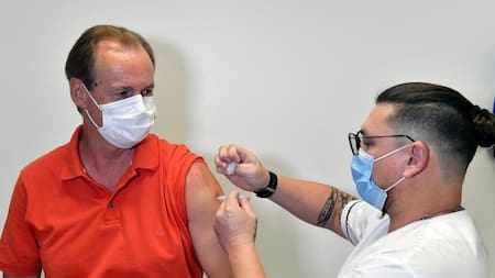 Gustavo Bordet, gobernador de Entre Ríos, se vacuna contra el coronavirus, NA