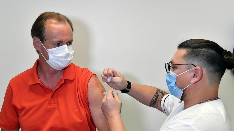 Gustavo Bordet, gobernador de Entre Ríos, se vacuna contra el coronavirus, NA