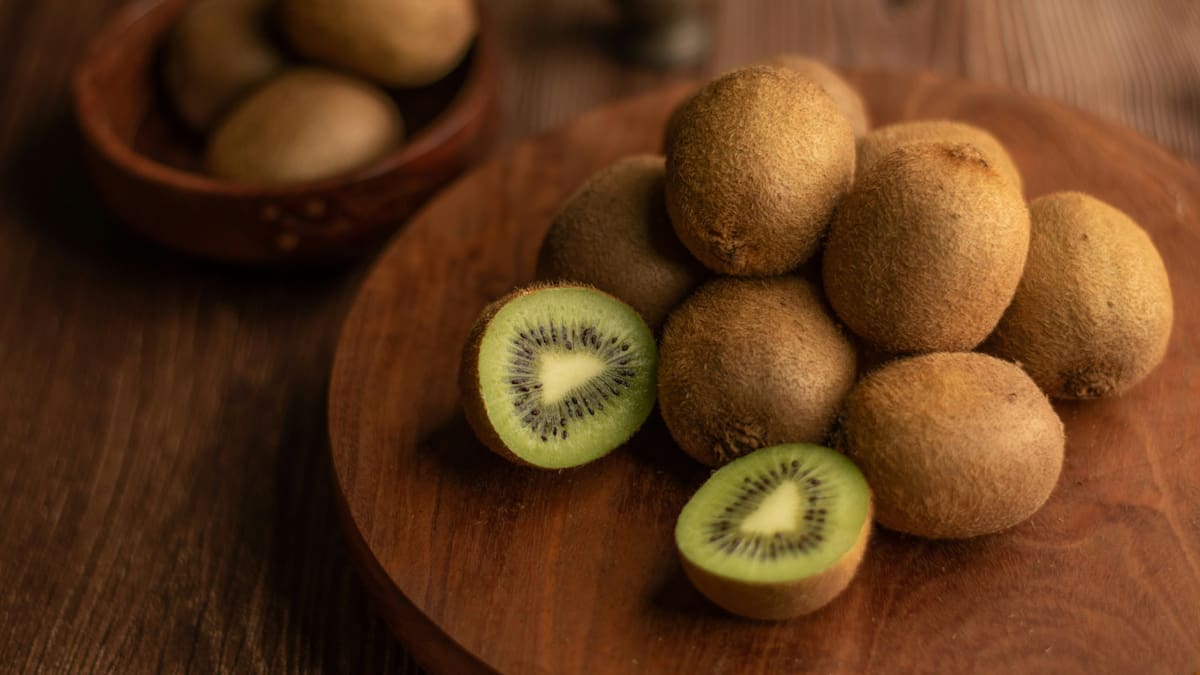 Cáscaras de kiwi: el "residuo" natural y sostenible que puede transformarse en un aliado para el hogar y la salud