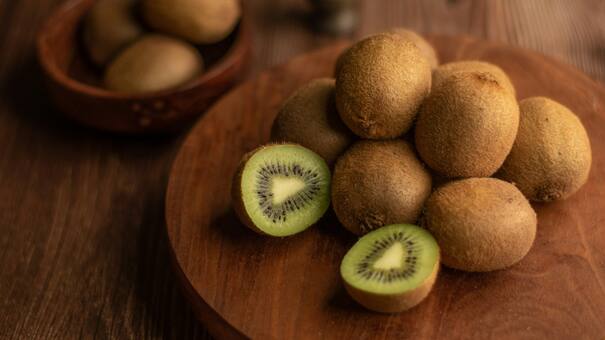 Cáscaras de kiwi: el "residuo" natural y sostenible que puede transformarse en un aliado para el hogar y la salud