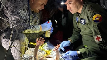 Rescatistas con los niños colombianos. Foto: Reuters.