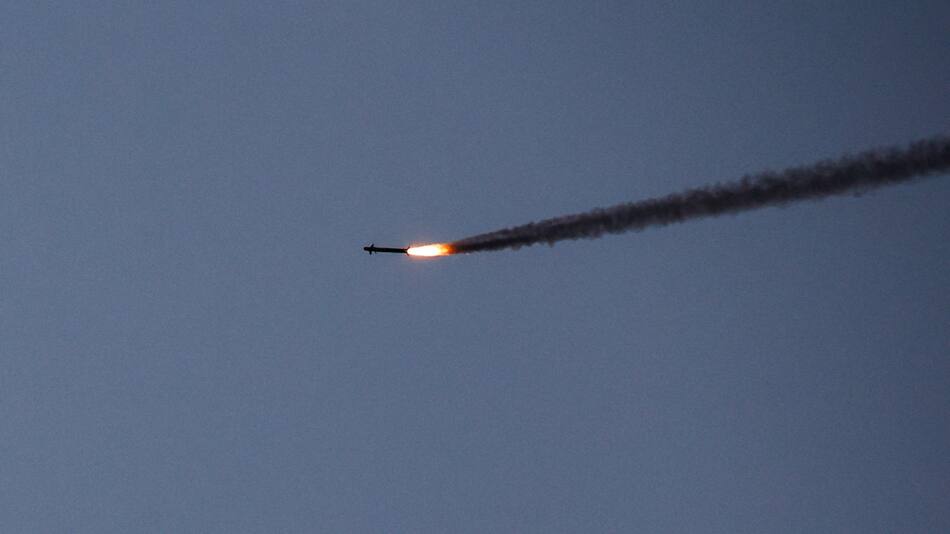 Misiles vuelan sobre el cielo de Gaza. Foto: Reuters.
