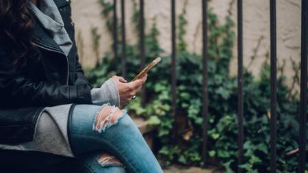 Mujer con celular. Foto: Unsplash.