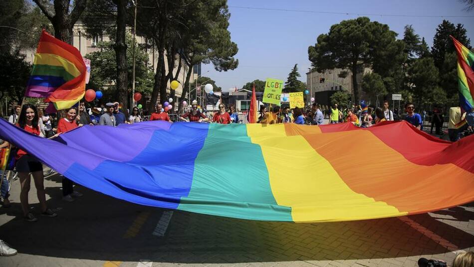 Este es el significado de la bandera gay creada por Gilbert Baker