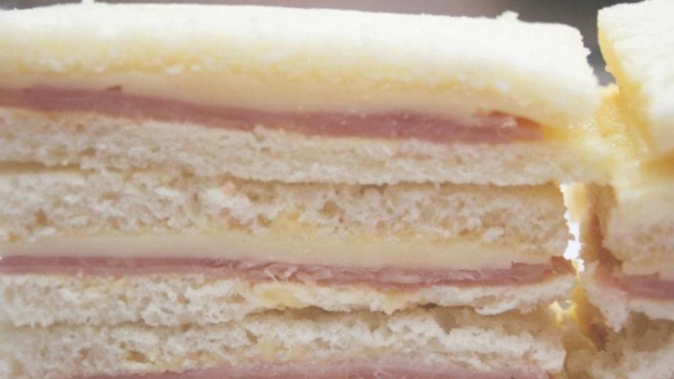 Sándwich de miga de jamón y queso