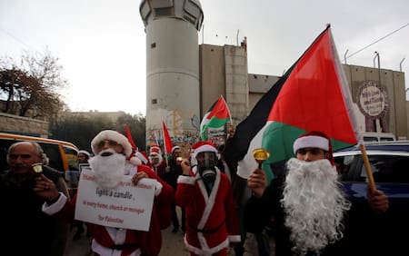 FOTOS de la Navidad en el mundo: los Papá Noel más extraños - Palestina