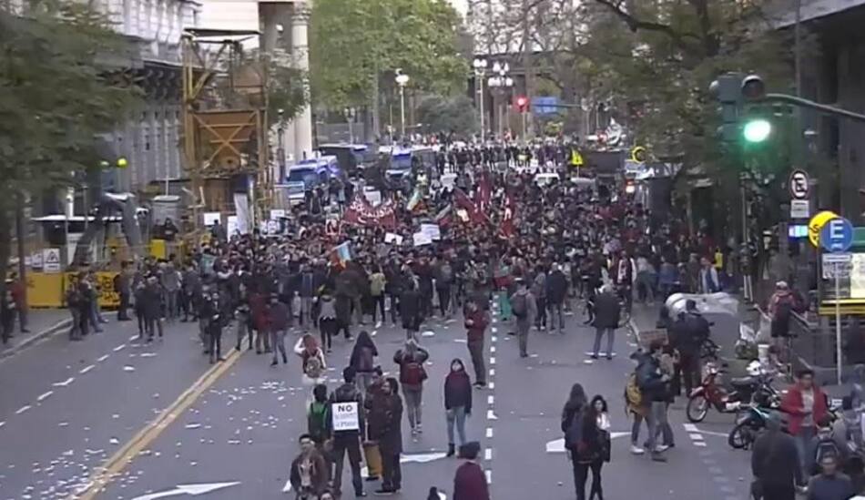 Protesta, incidentes y corridas frente al consulado de Chile