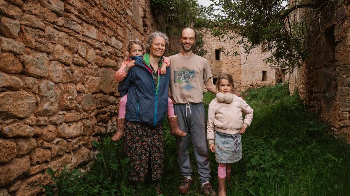 El pueblito abandonado desde 1970 que una pareja convirtió en una ecoaldea autosuficiente: tiene huertas y paneles solares