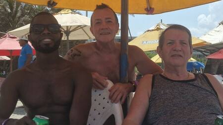 El preunto asesino, Yostín Andrés Mosquera, con las víctimas Albert Alfonso y Paul Longworth. Foto: red social X.