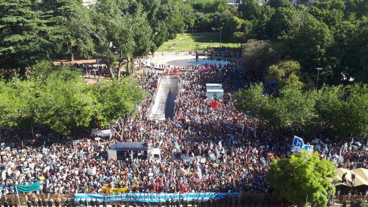 Protesta masiva en Mendoza contra el uso de cianuro en la minería