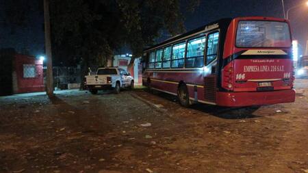 Insólito: un pasajero se enojó con el chofer, lo noqueó y produjo un choque