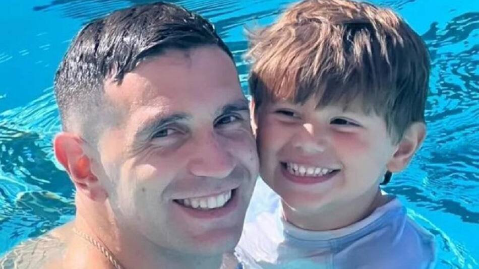 "Dibu" Martínez y su hijo. Foto: NA.
