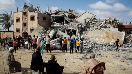 Palestinos miran un edificio destruido por un ataque israelí en Rafah. Foto: Reuters