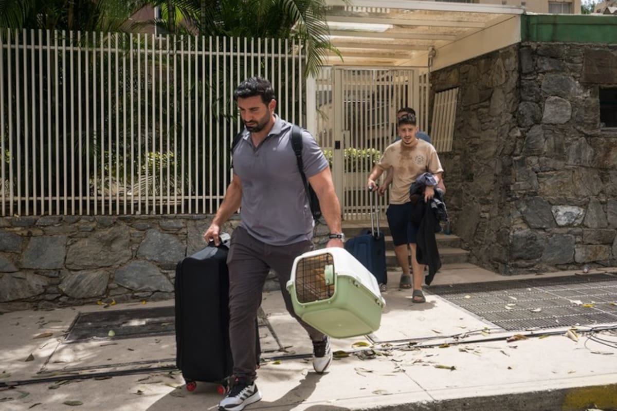 Venezolanos retiran sus pertenencias en Caracas tras los terremotos.