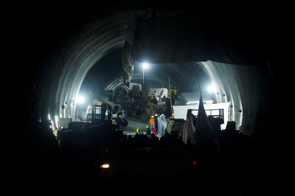 Rescate de los trabajadores atrapados en un derrumbe en India. Foto: Reuters.