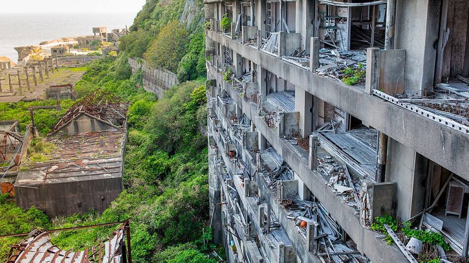 Ruinas en la isla Hashima. Foto: Wikipedia/ Jordy Meow.
