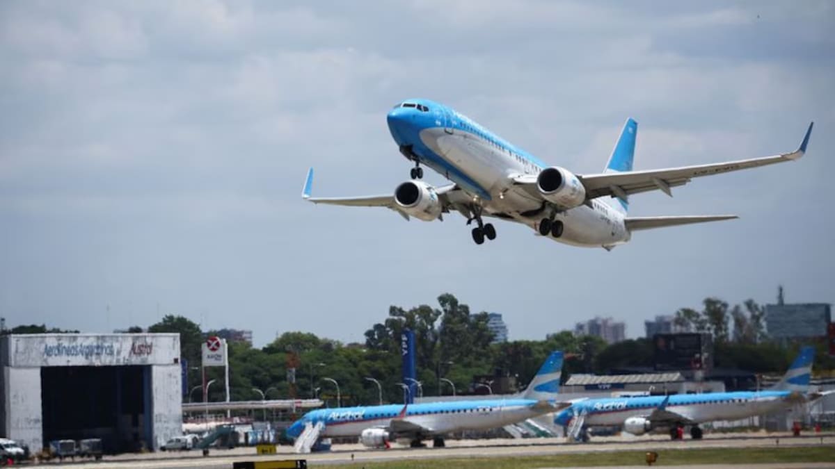 Avión de Aerolíneas Argentinas. Foto: Reuters/Agustin Marcarian